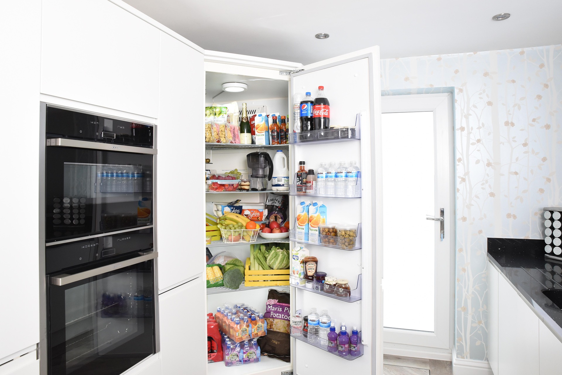 Fridge freezer for a household kitchen