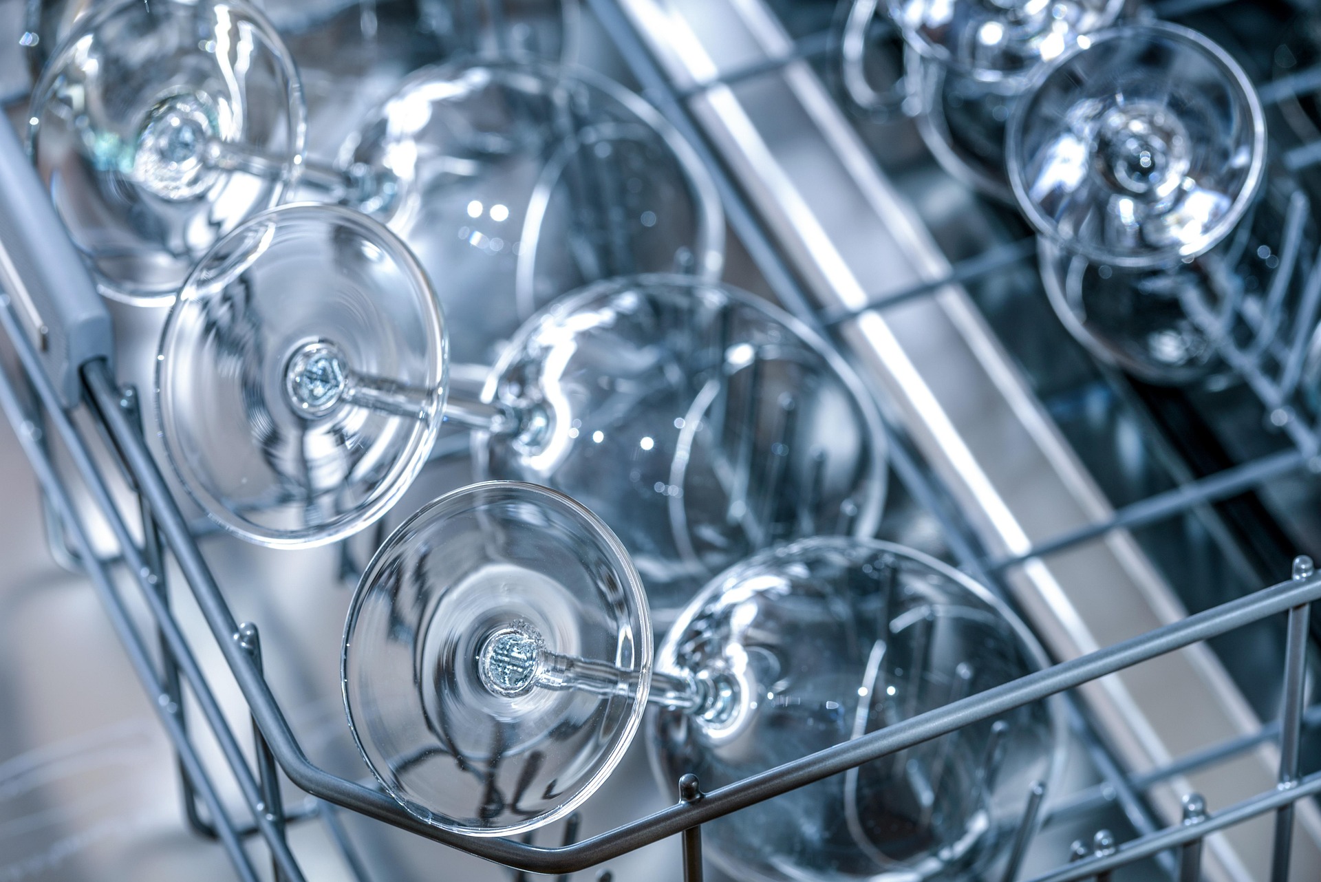 Dishwasher for a household kitchen